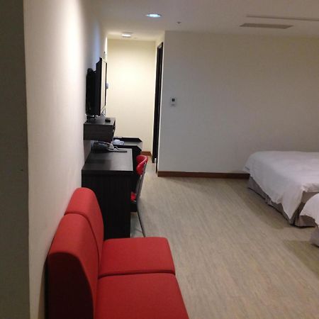 Big Bear Hotel Kaohsiung Esterno foto