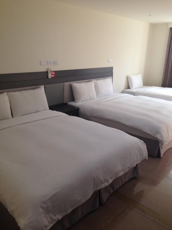 Big Bear Hotel Kaohsiung Esterno foto