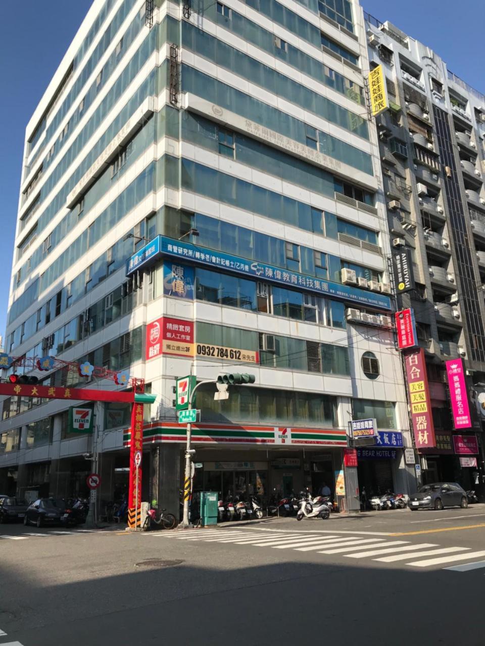 Big Bear Hotel Kaohsiung Esterno foto